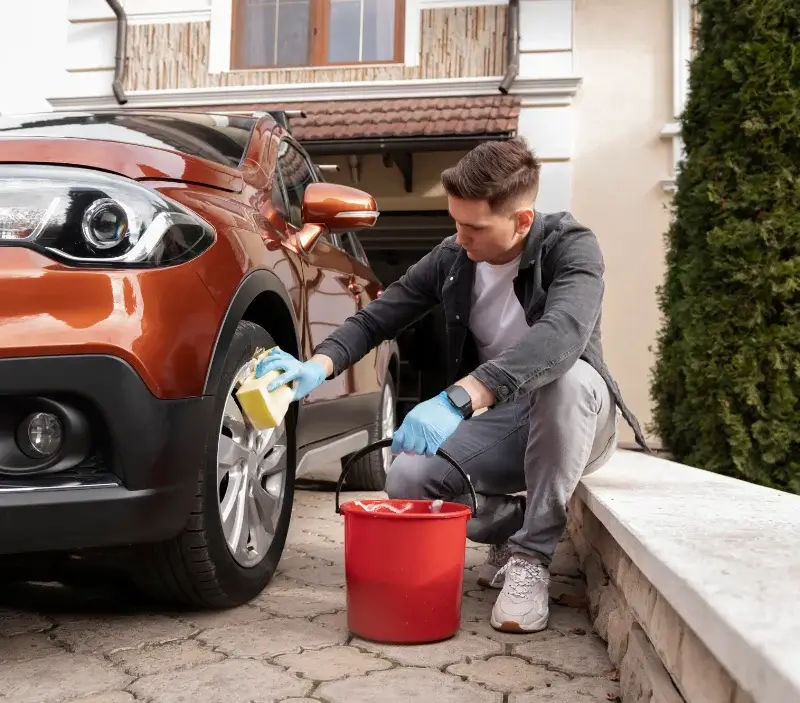 Lavage auto à domicile Saint-Vincent-de-Connezac : professionnel intervenant sur un véhicule